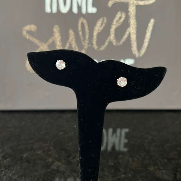 Medium Crystal earrings NWOT - Picture 1 of 4